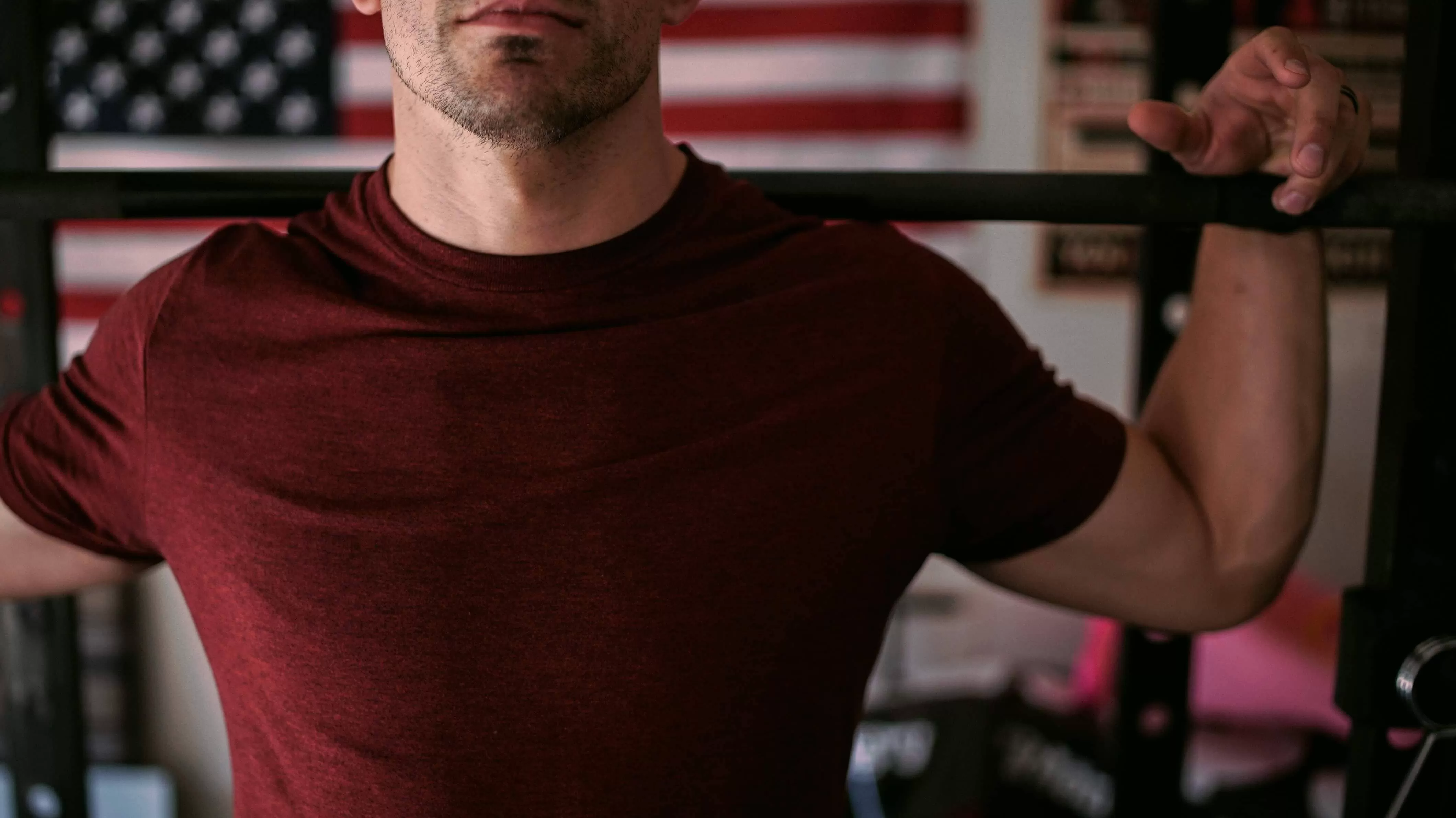 photo man exercising at the gym