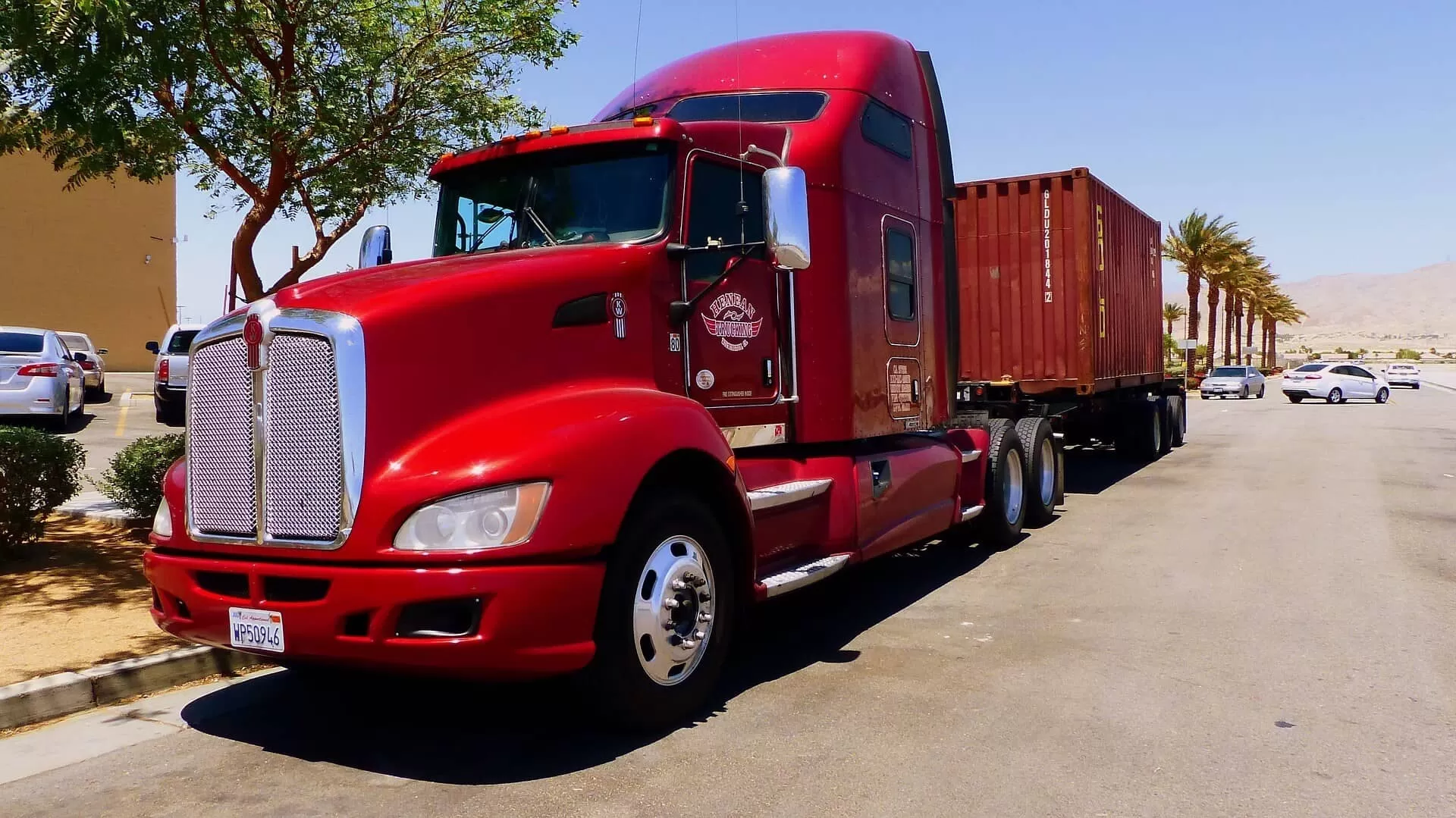 Photo Red truck with trailer