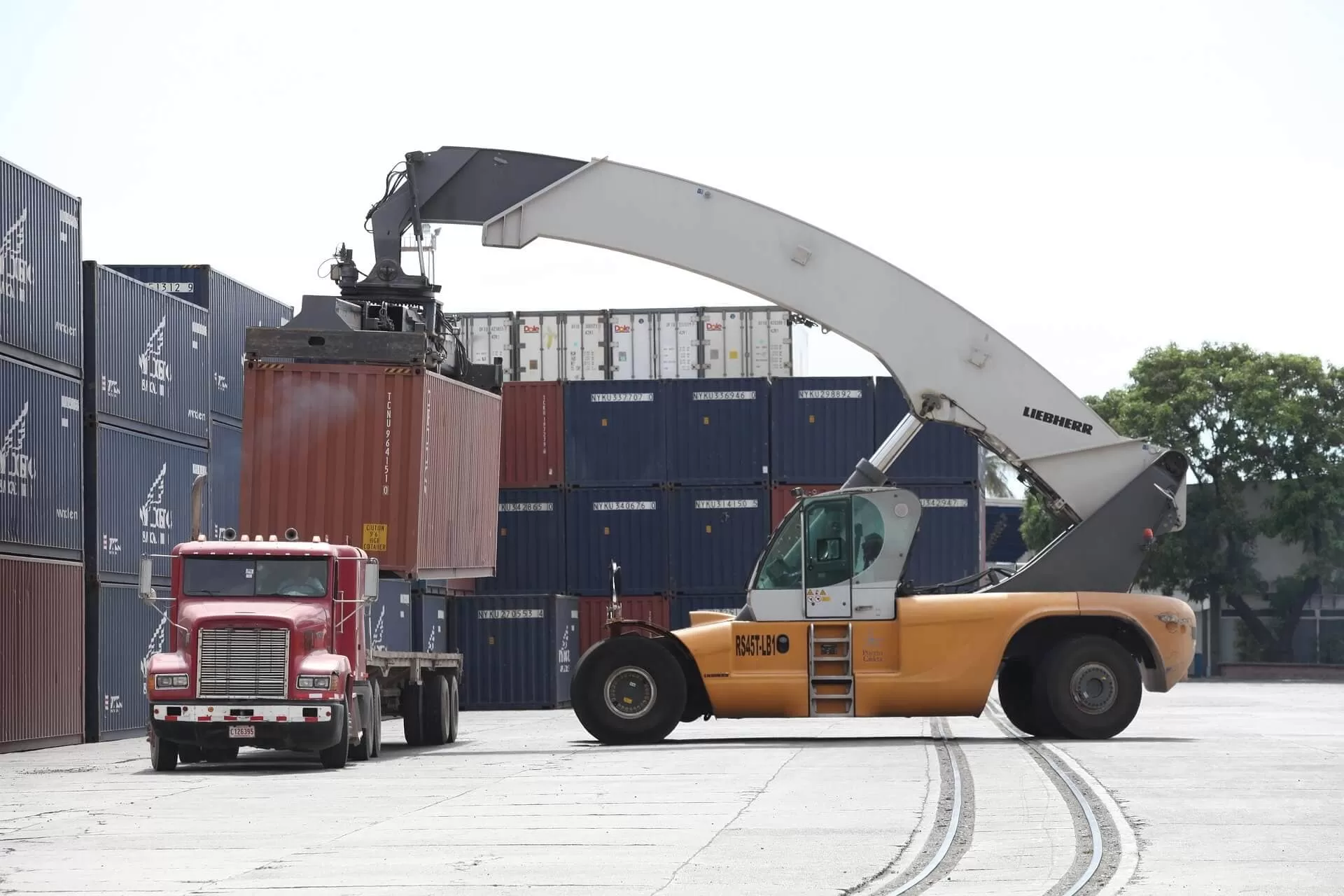Loads truck in ship dock