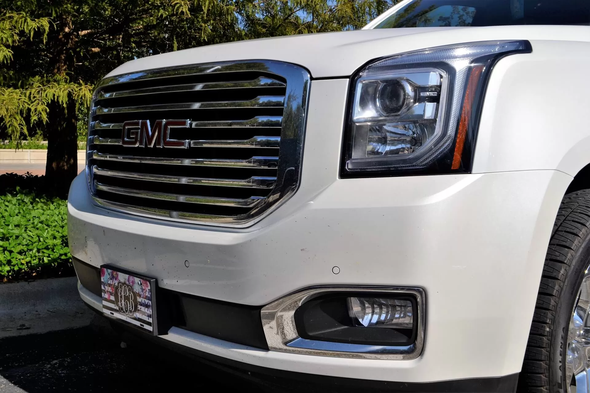 Photo of white  GMC pickup