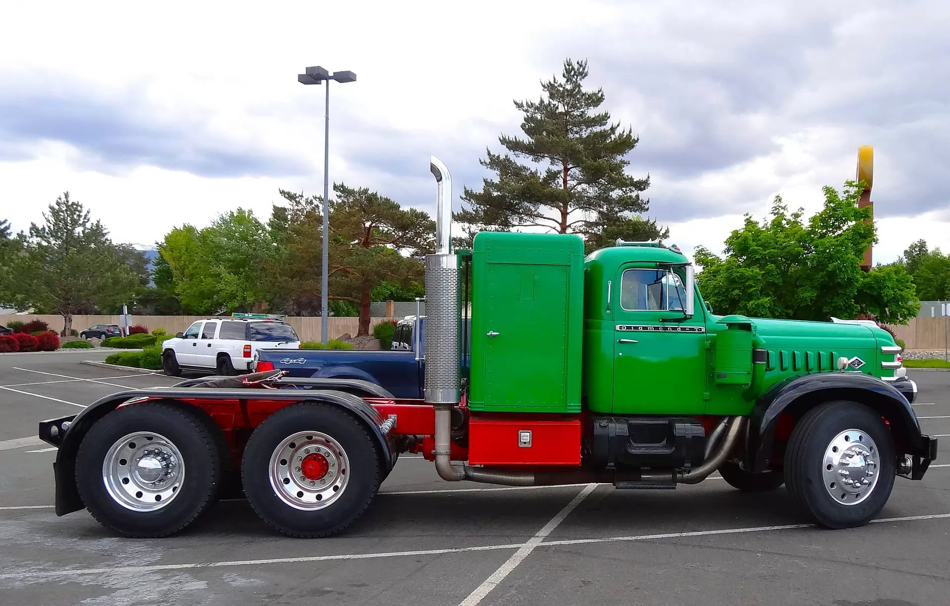 green truck without trailer