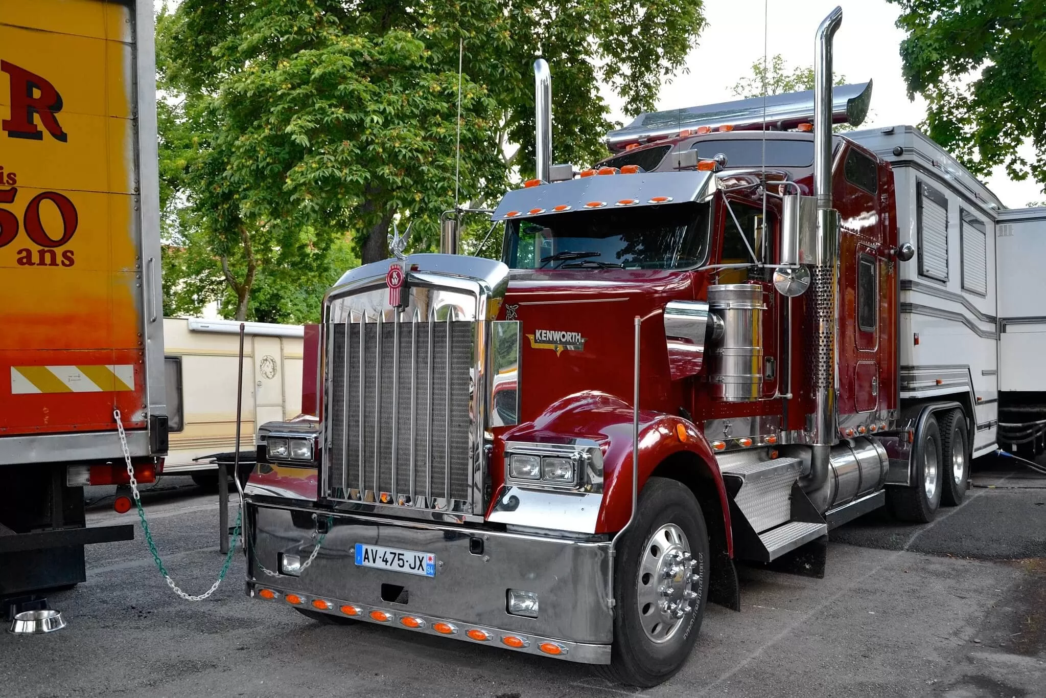 red kenworth truck with home trailer