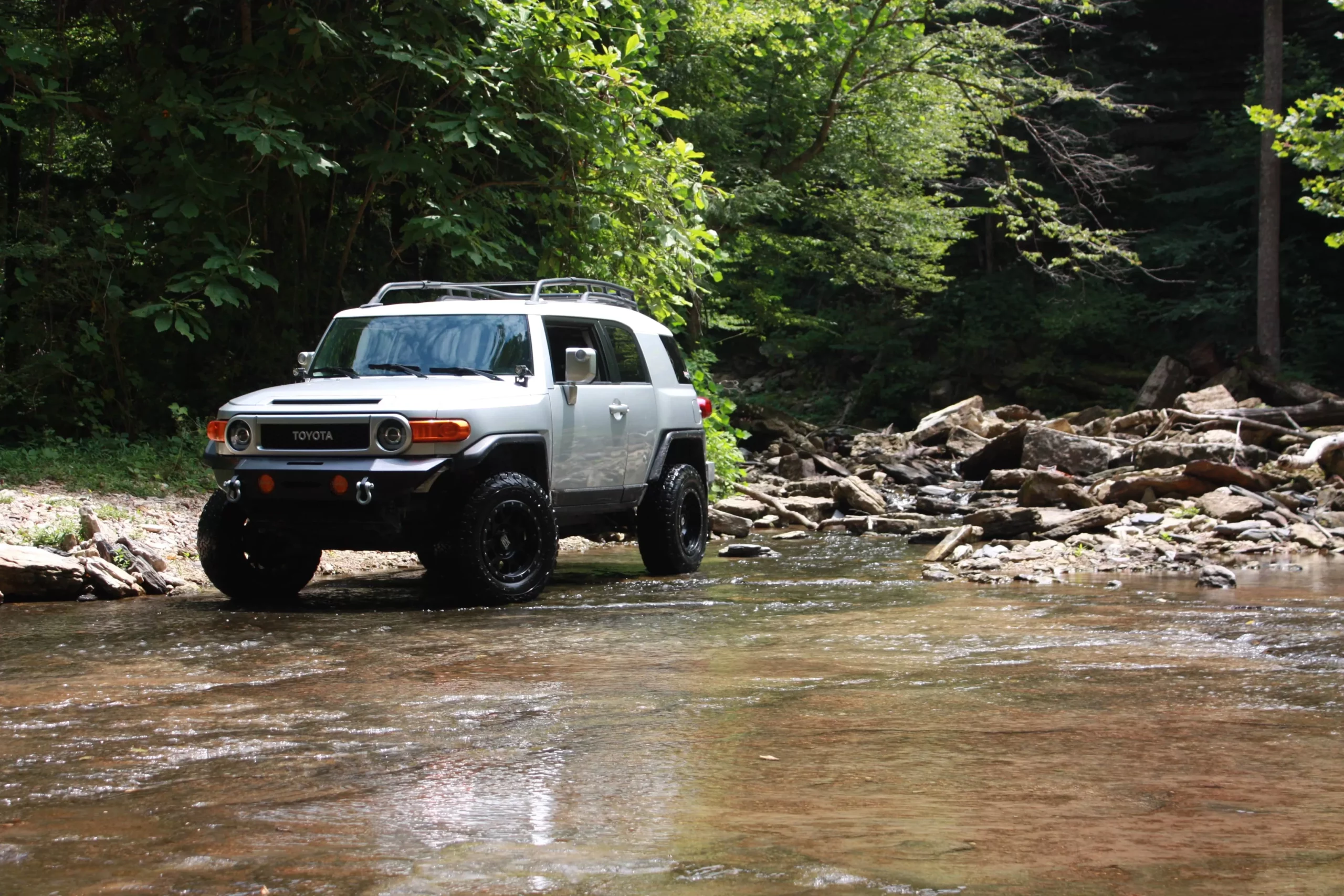 toyota jeep on the river 2 scaled